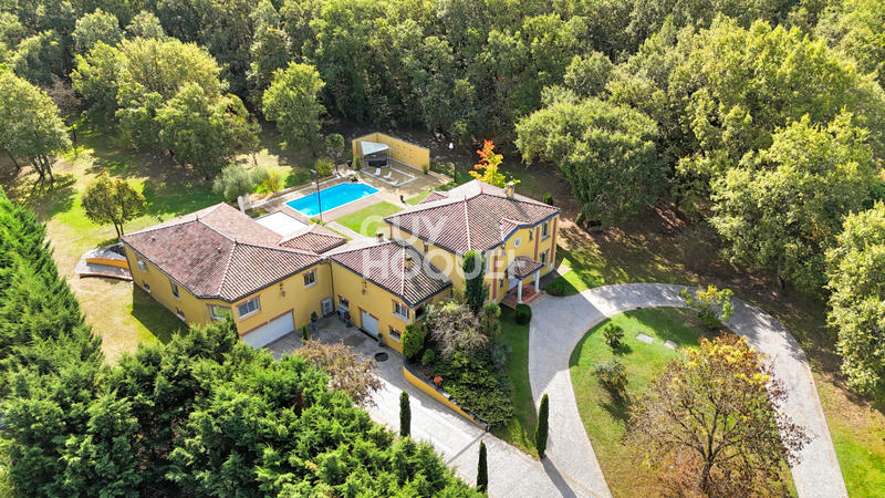 Demeure - 394 m² - 10 pièces