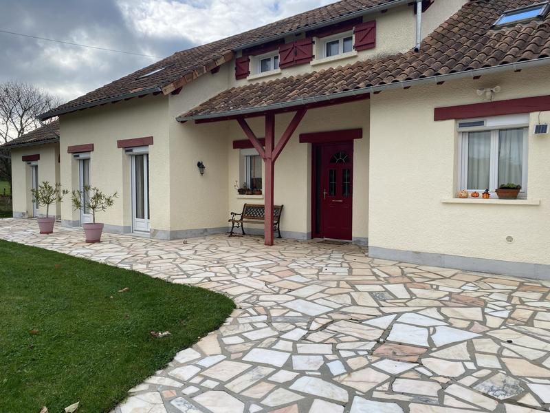 Maison traditionnelle - 220 m² - 10 pièces