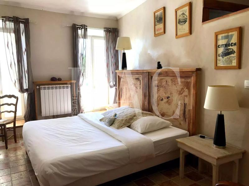 Propriété - 1 400 m² - 20 pièces