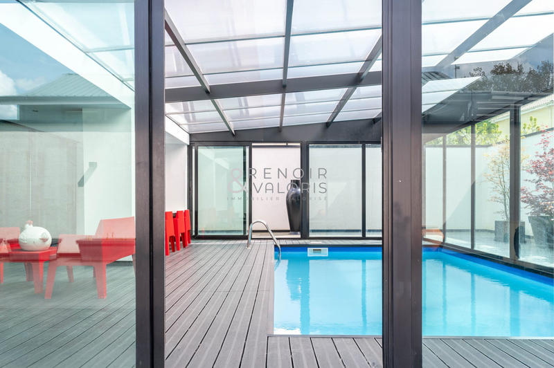 Maison contemporaine - 370 m² - 7 pièces