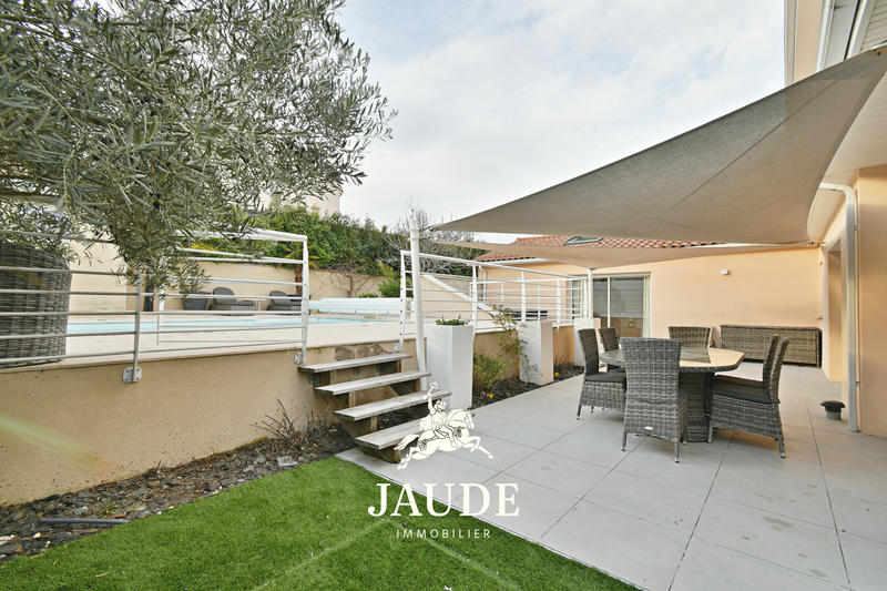 Maison - 236 m² - 9 pièces