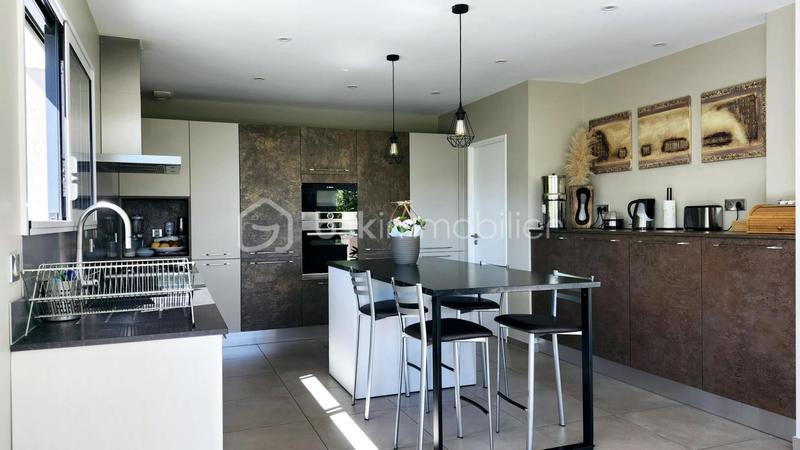 Maison - 202 m² - 7 pièces