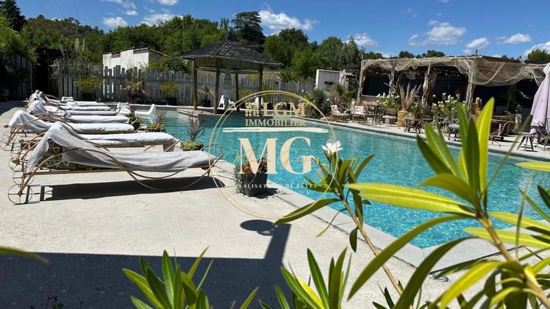 Maison - 1 046 m² - 29 pièces