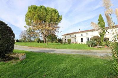 Maison - 260 m² - 8 pièces