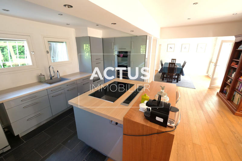 Maison - 214 m² - 6 pièces