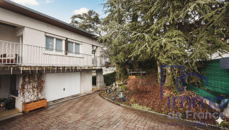 Maison - 222 m² - 8 pièces