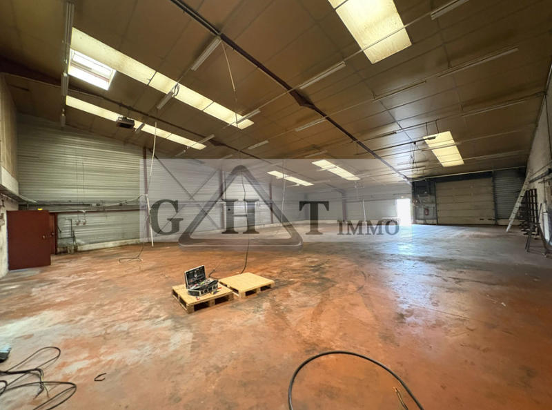 Entrepôt - 6 699 m²
