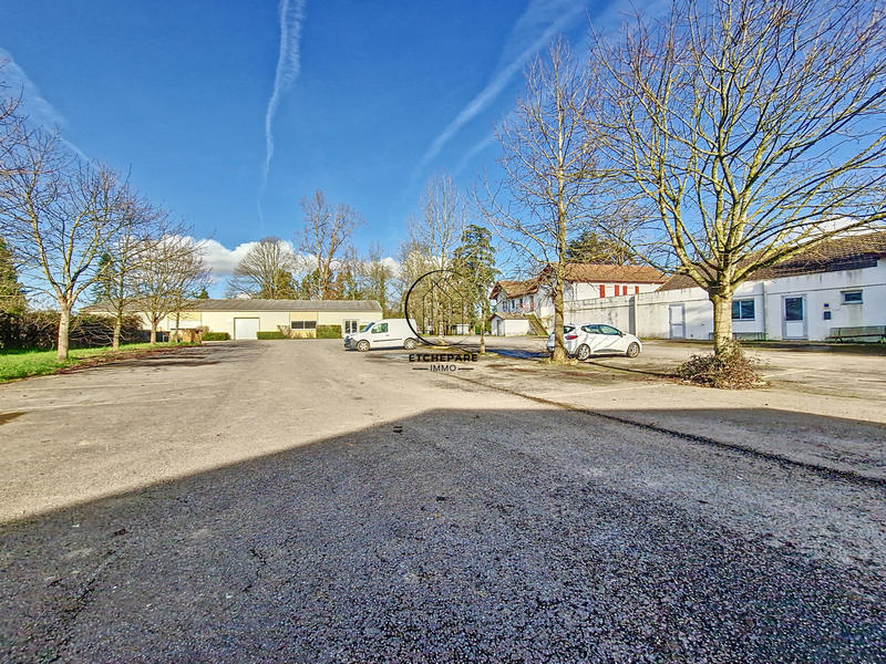 Propriété - 1 200 m² - 50 pièces