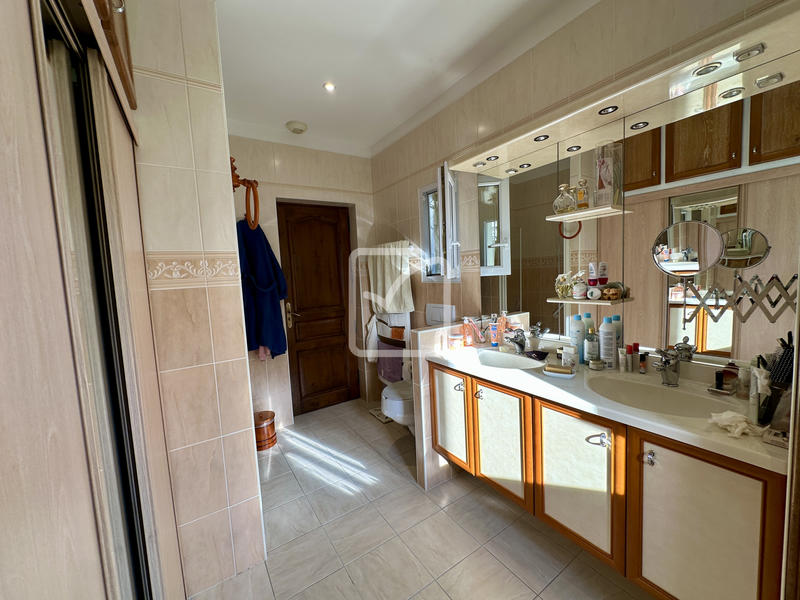 Maison - 201 m² - 6 pièces