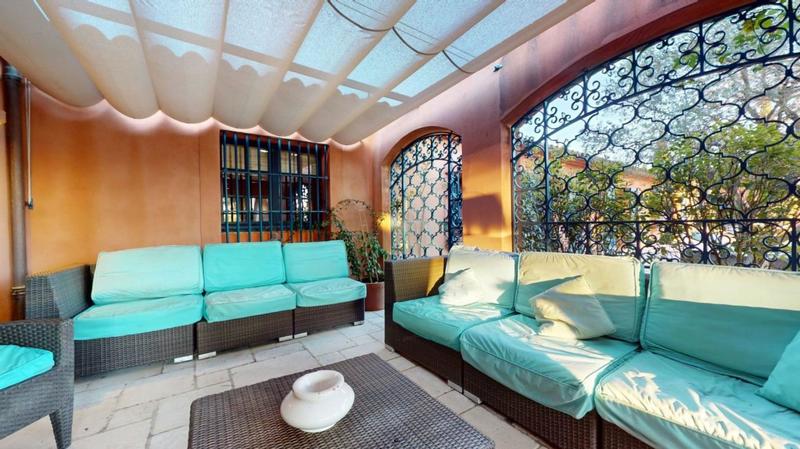 Propriété - 980 m²