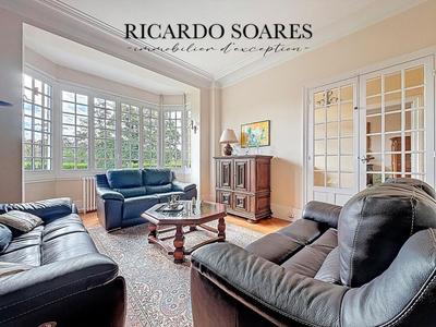 Demeure - 219 m² - 10 pièces