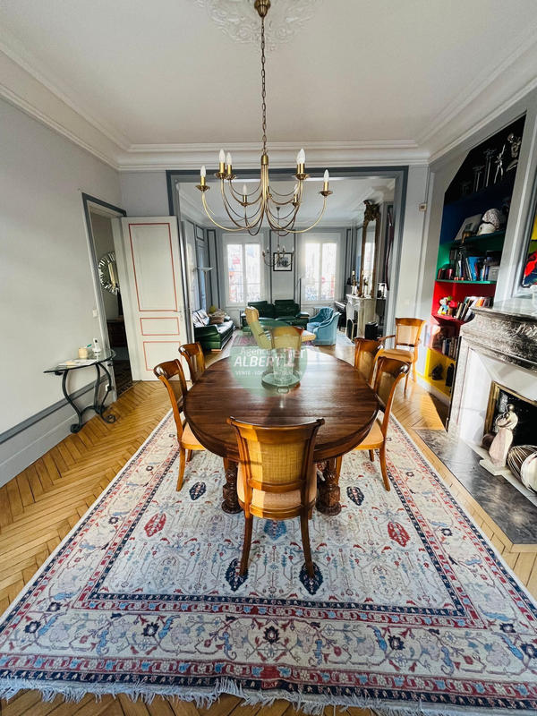 Maison - 240 m² - 8 pièces