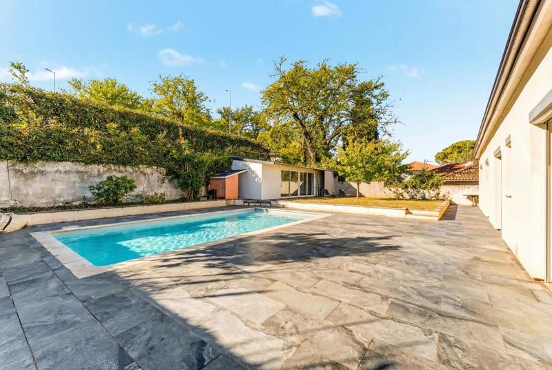 Demeure - 287 m² - 11 pièces