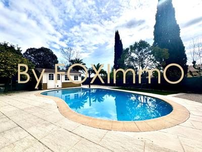 Maison - 230 m² - 6 pièces