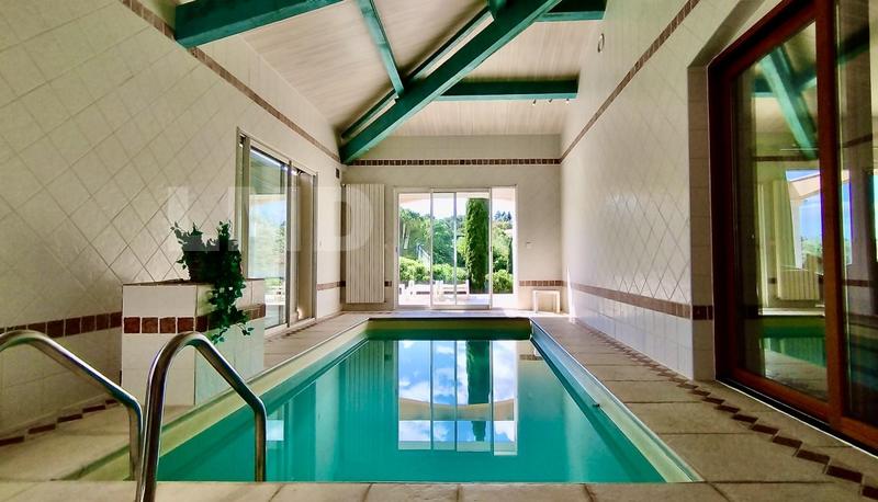 Maison - 204 m² - 7 pièces