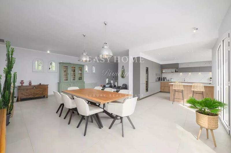 Maison - 300 m² - 8 pièces