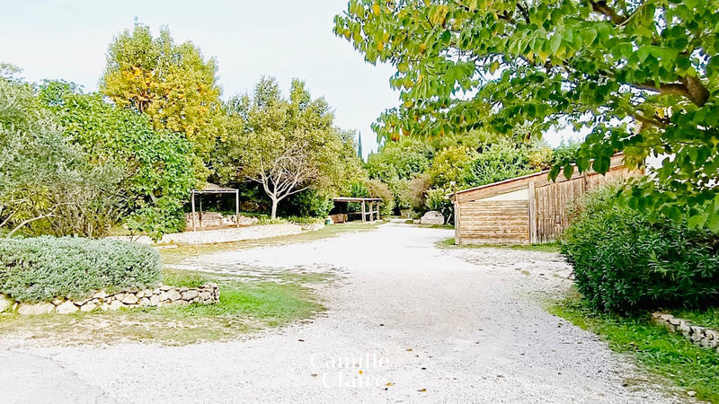 Propriété - 345 m² - 4 pièces