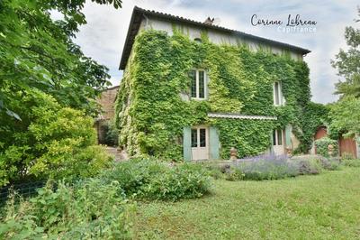 Maison - 270 m² - 9 pièces