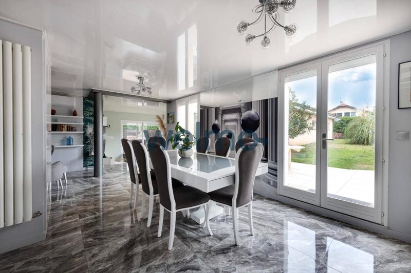 Maison - 300 m² - 14 pièces