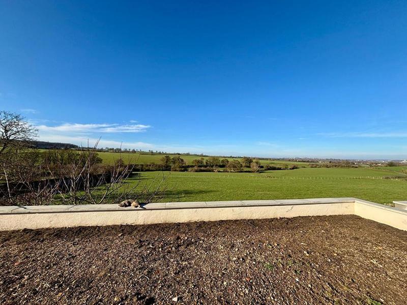 Maison - 230 m² - 8 pièces