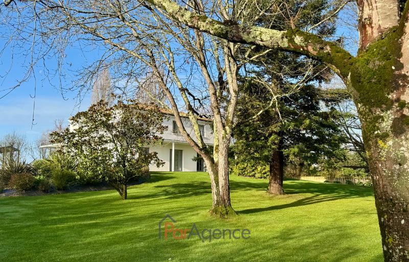 Maison - 290 m² - 9 pièces