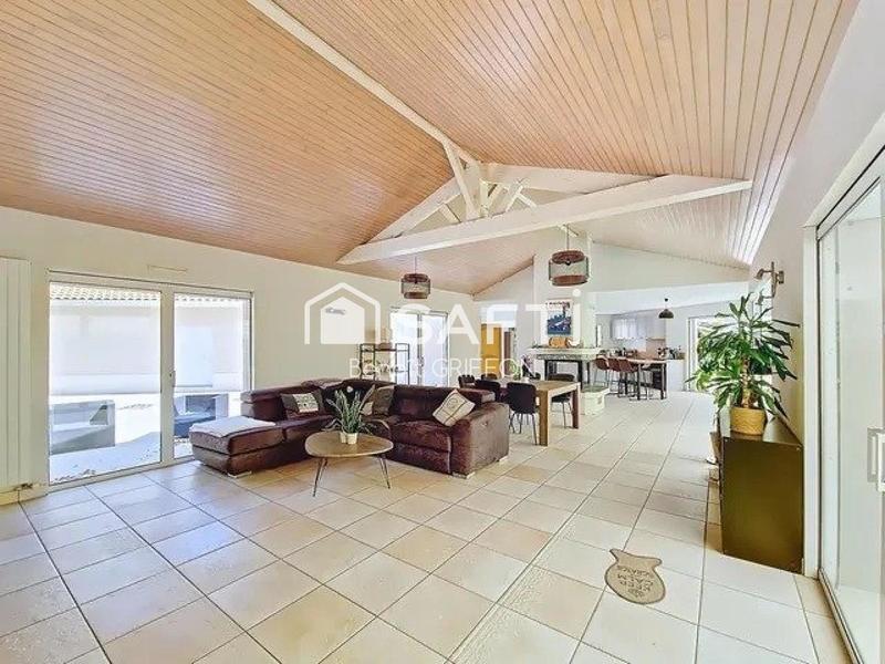 Maison - 204 m² - 7 pièces