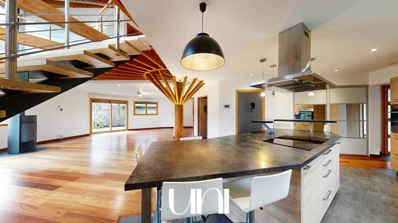 Maison - 200 m² - 7 pièces