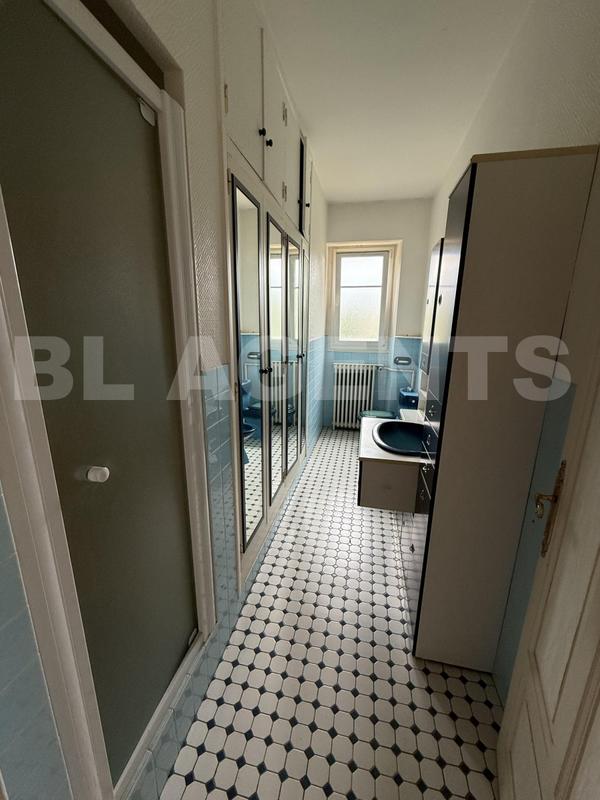 Maison traditionnelle - 241 m² - 9 pièces