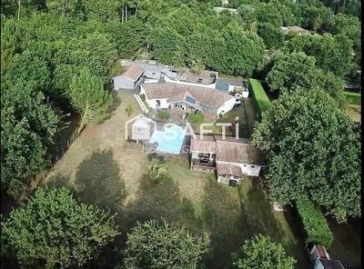 Maison - 240 m² - 9 pièces