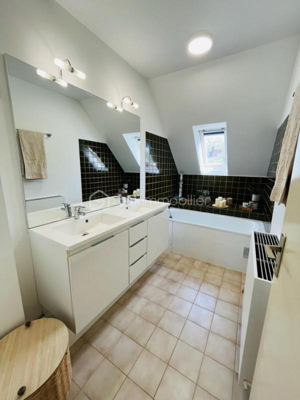 Maison traditionnelle - 151 m² - 6 pièces