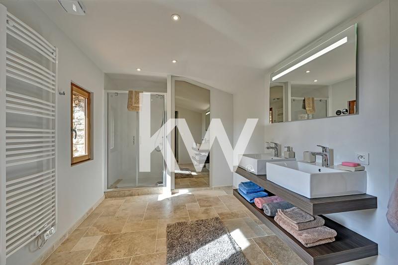 Maison - 245 m² - 9 pièces