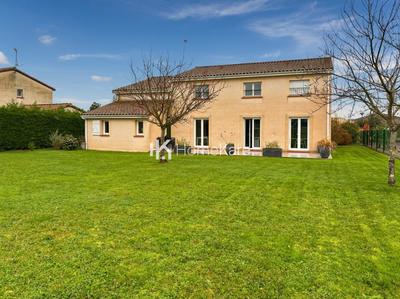 Maison - 180 m² - 9 pièces