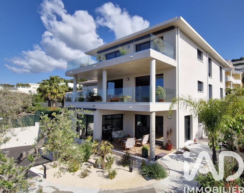 Maison - 370 m² - 15 pièces