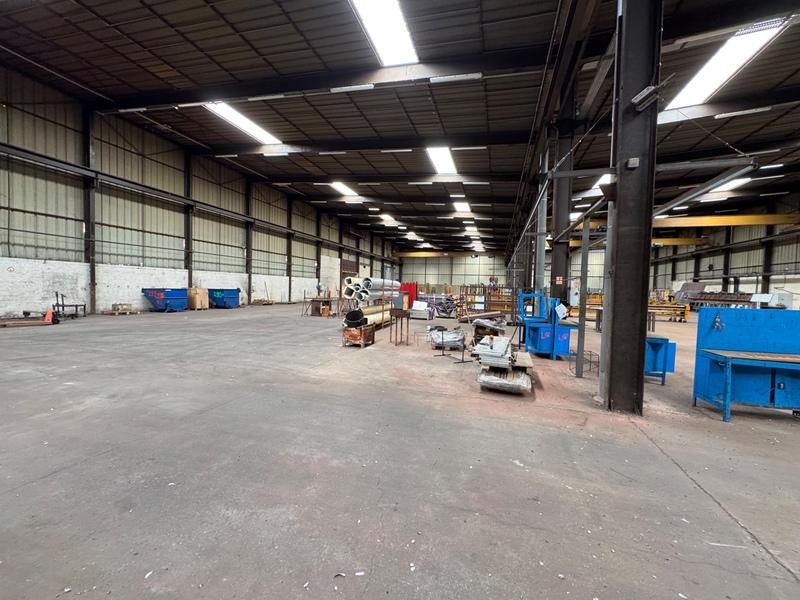 Entrepôt - 2 800 m² - 9 pièces