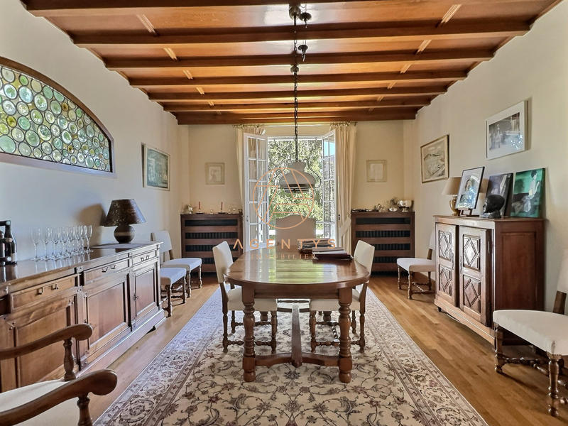 Maison - 249 m² - 10 pièces