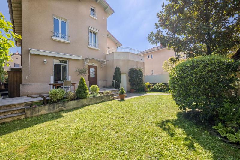 Maison - 245 m² - 7 pièces