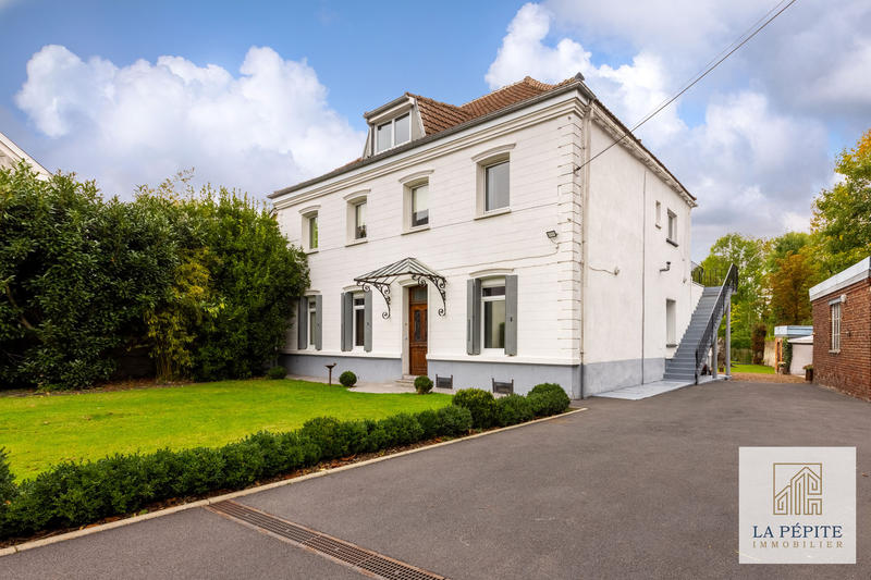 Maison - 275 m² - 7 pièces