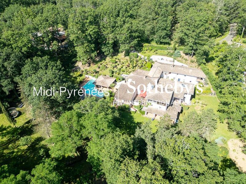 Maison - 661 m² - 19 pièces