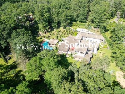 Maison - 661 m² - 19 pièces