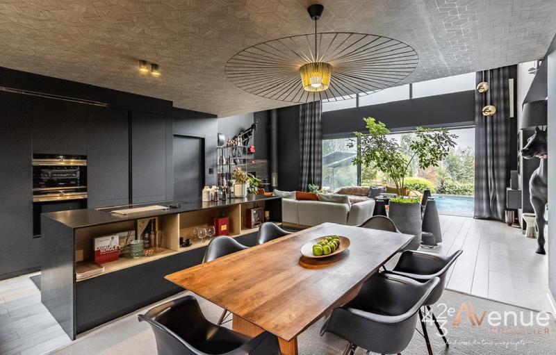 Maison - 250 m² - 8 pièces