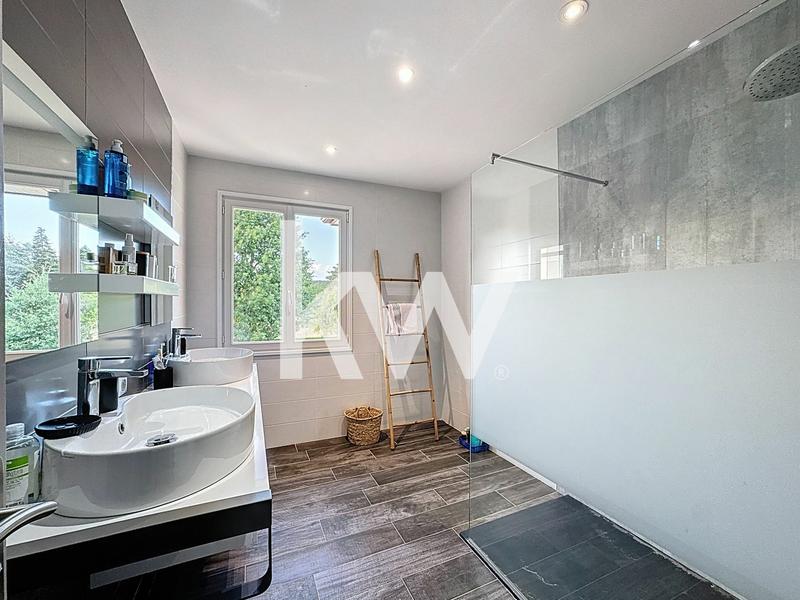 Maison - 220 m² - 8 pièces