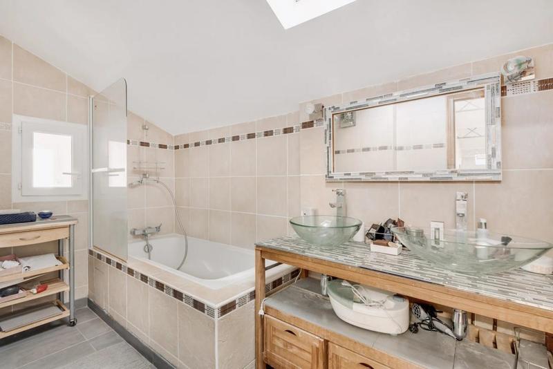 Maison - 225 m² - 7 pièces