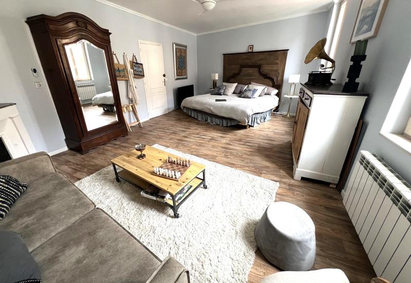 Maison traditionnelle - 250 m² - 8 pièces