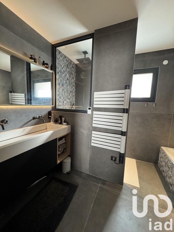 Maison - 240 m² - 8 pièces