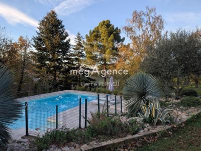 Maison - 240 m² - 8 pièces