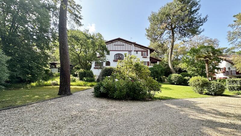 Maison - 450 m² - 13 pièces