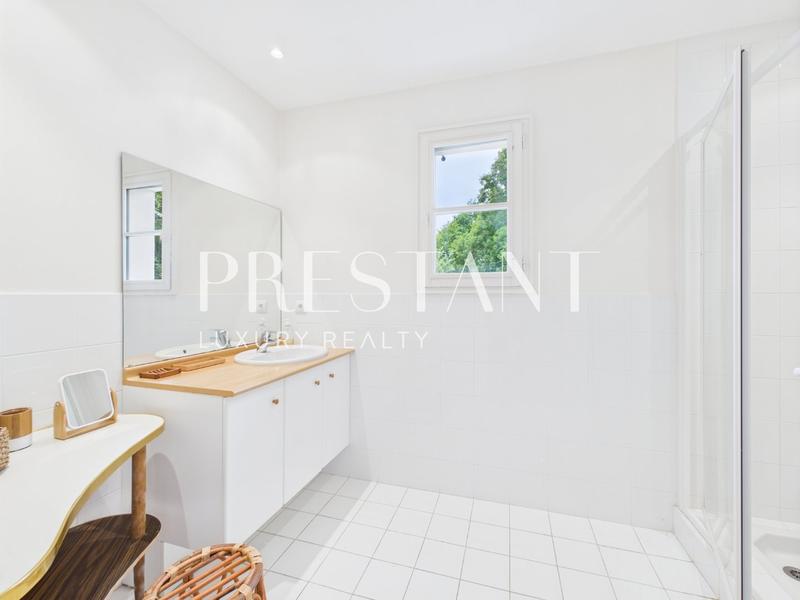 Maison - 250 m² - 7 pièces