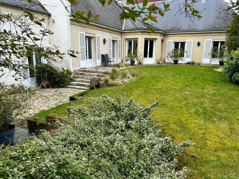 Maison - 280 m² - 9 pièces