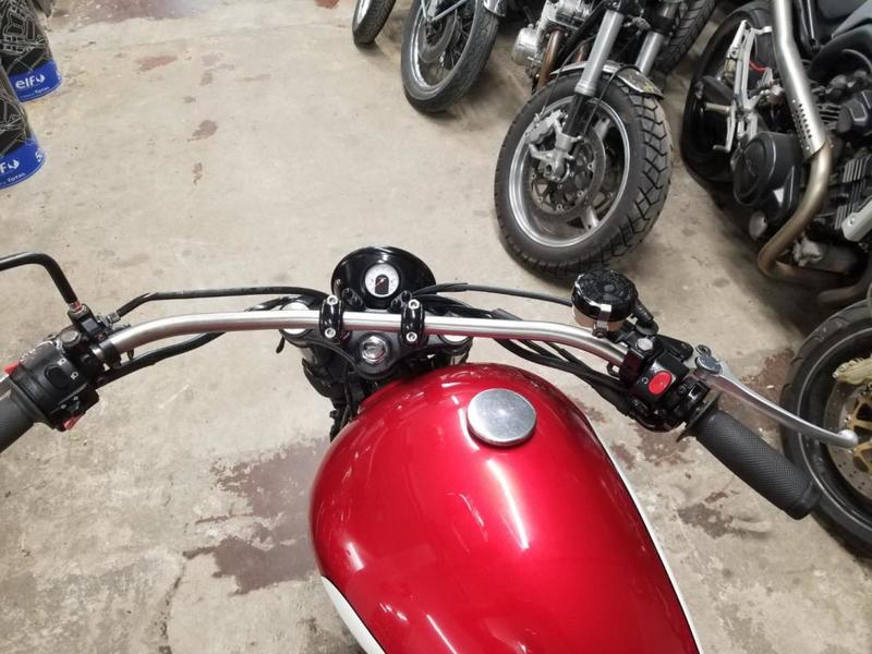 Triumph Bonneville 900 bobber triumph rouge 0900 439
