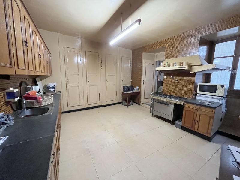 Maison - 300 m² - 17 pièces